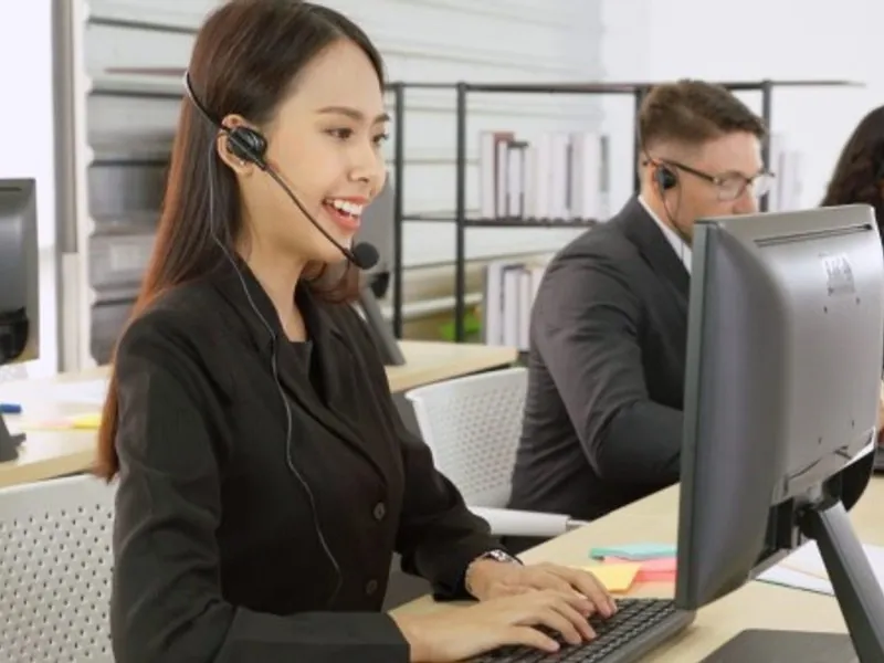 Hình ảnh nhân viên hỗ trợ khách hàng sodo66 giải đáp thắc mắc