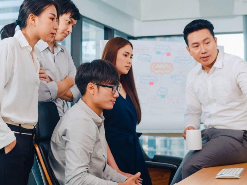 Hình ảnh minh họa rủi ro trong cá cược, người chơi đang suy nghĩ về quyết định của mình