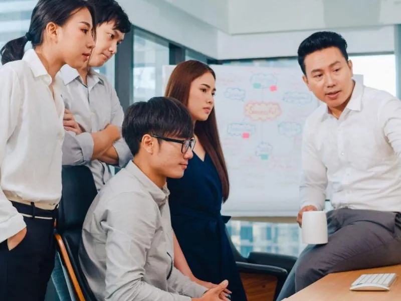 Hình ảnh minh họa rủi ro trong cá cược, người chơi đang suy nghĩ về quyết định của mình